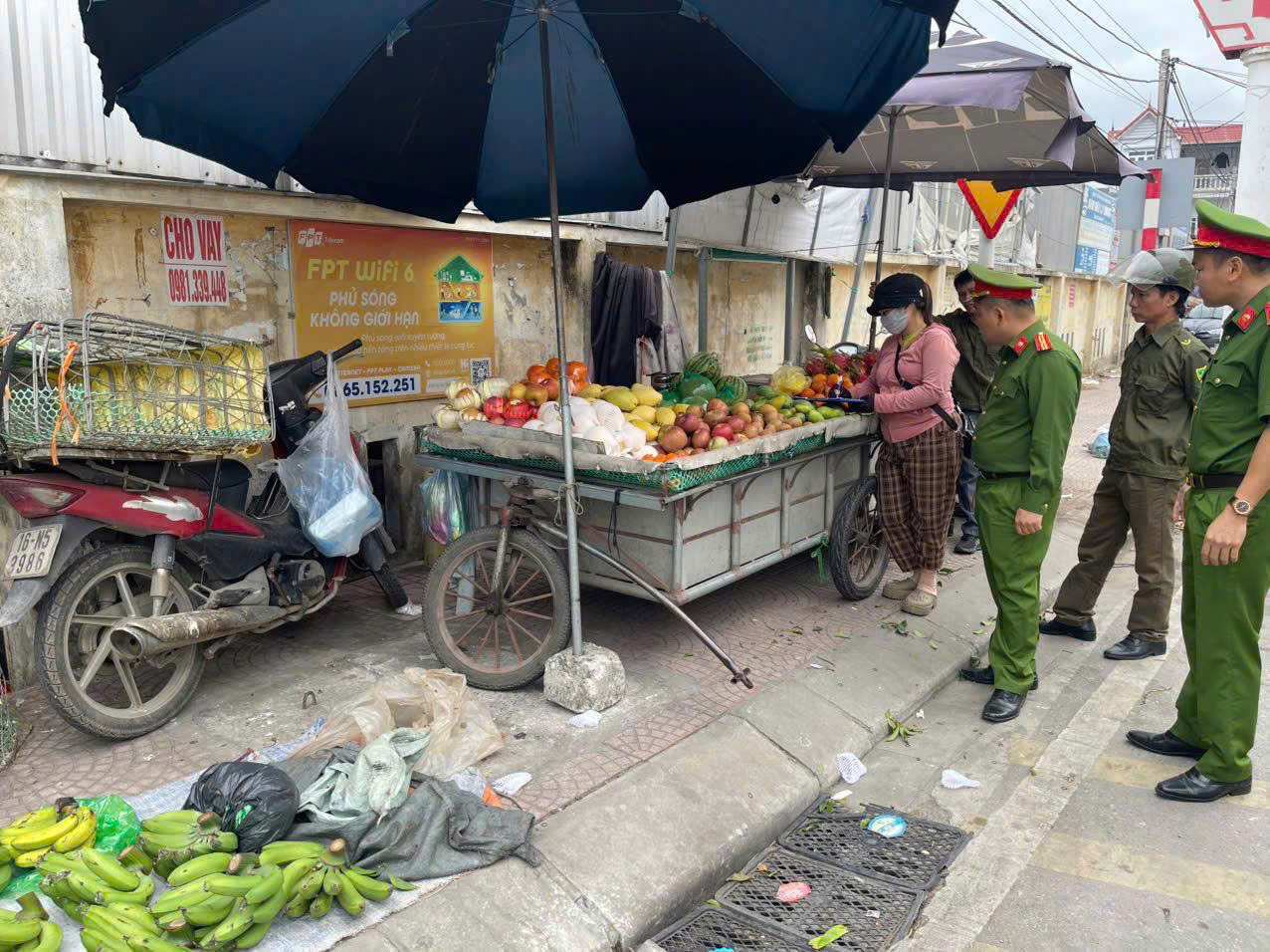 Công an xã Tân Minh ra quân đảm bảo trật tự công cộng, trật tự đô thị trên tuyến đường 354